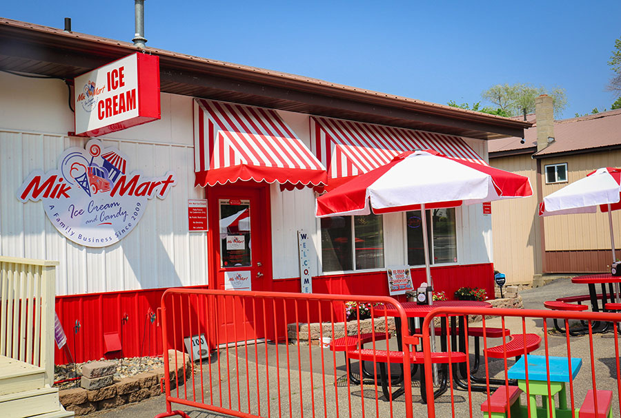 Exterior photograph of Mik Mart Ice Cream, an ice cream shoppe near North St. Paul, Minnesota.