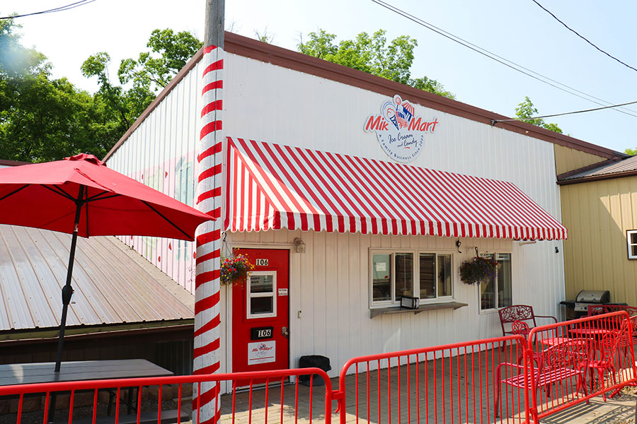 Exterior photograph of Mik Mart Ice Cream, an ice cream shoppe near South St. Paul, Minnesota.