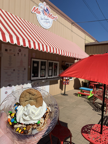 Photograph of Mik Mart Ice Cream, an ice cream shoppe near St. Paul, Minnesota.
